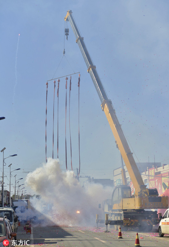 6 长春一对新人结婚求排场 动用35吨吊车放鞭炮