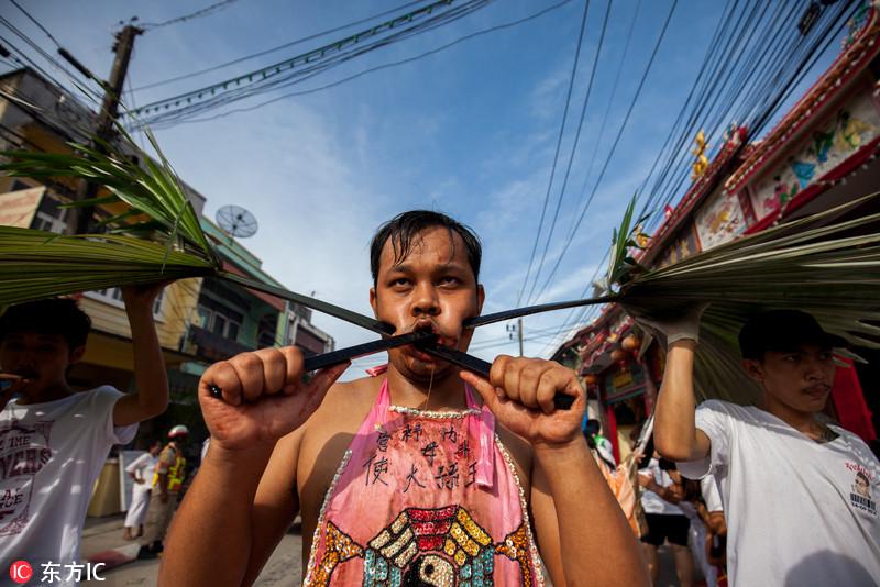5 泰国道教信徒自残庆祝九皇斋节 场面血腥恐怖
