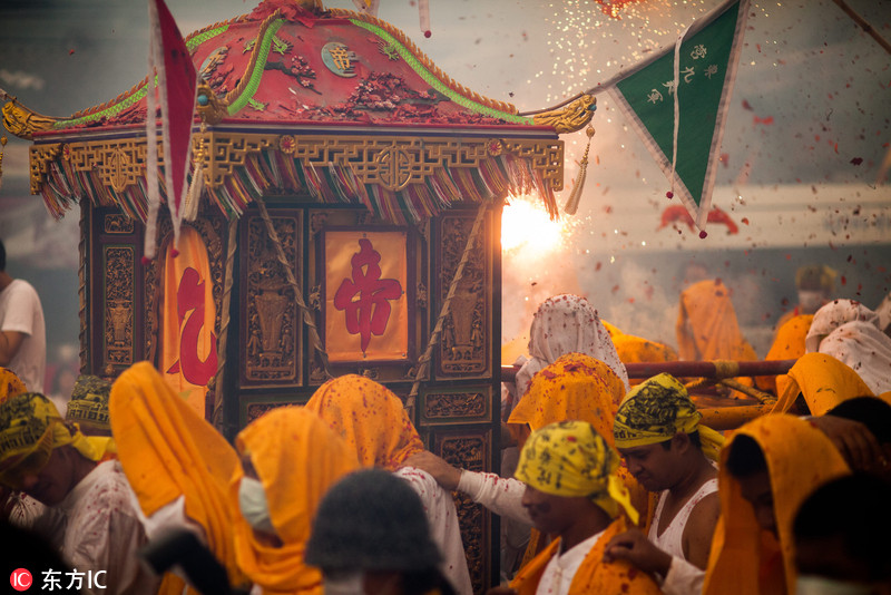 5 泰国道教信徒自残庆祝九皇斋节 场面血腥恐怖