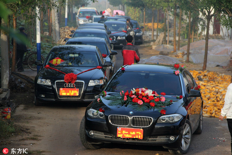 山东农村办婚礼现豪华车队奔驰宝马排长龙