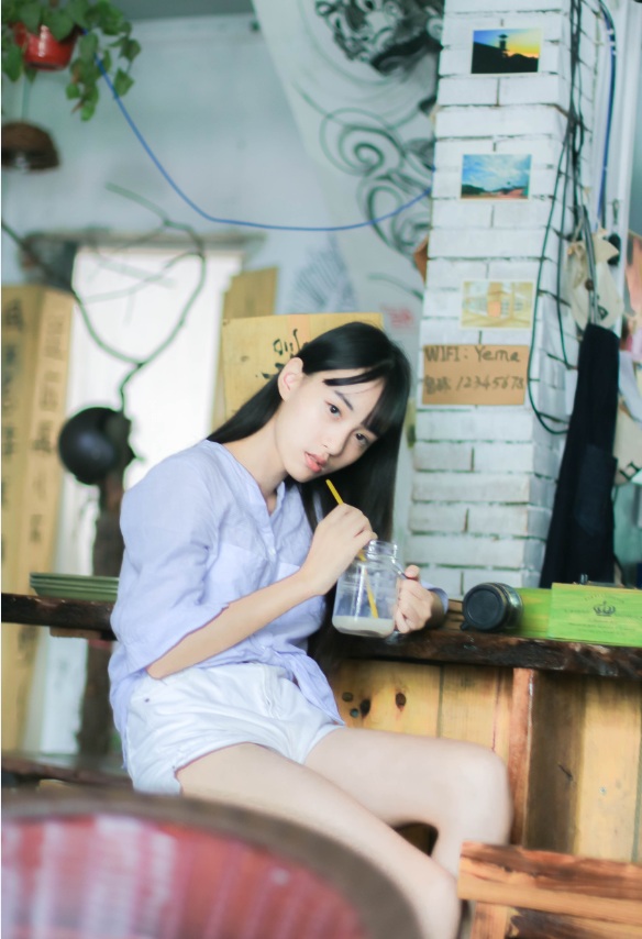 15岁高中女生晒校服照 引网友纷纷回忆青春