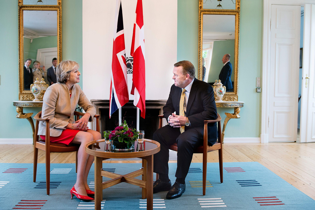4 英国首相特蕾莎·梅访问丹麦 金发红裙气场强大
