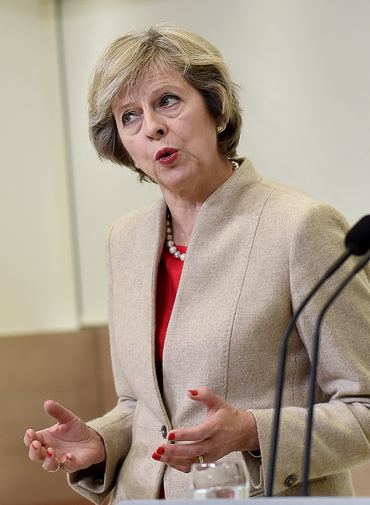 4 英国首相特蕾莎·梅访问丹麦 金发红裙气场强大
