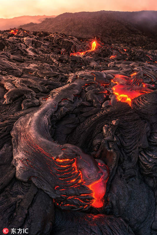 岩浆与银河完美同框 摄影师镜头捕捉自然震撼奇观