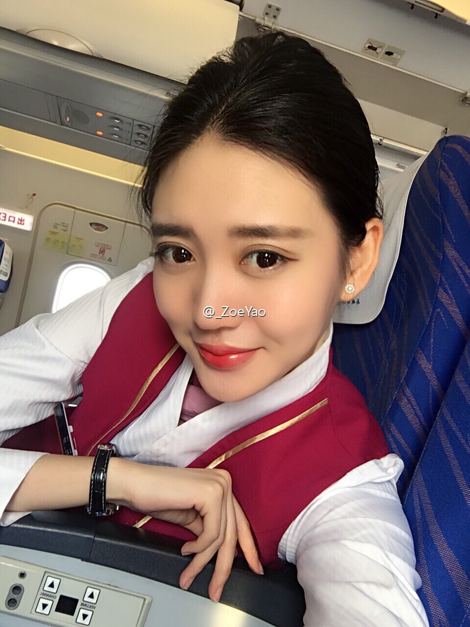 航空学院毕业生晒空姐制服照不忘感谢老师