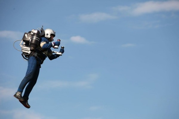 体验到飞行的乐趣,当然除了娱乐性之外,喷气背包未来想运用在人道救援