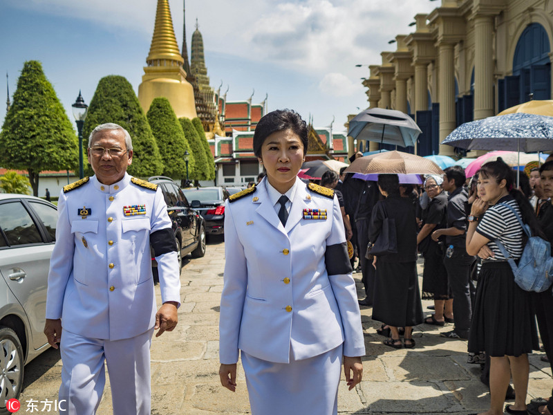 泰国前美女总理英拉穿制服祭拜已故国王普密蓬