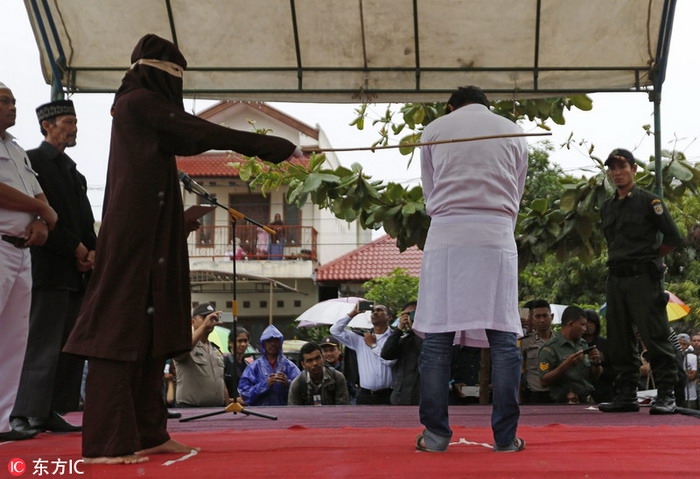 印尼亚齐省情侣因未婚约会当众接受鞭刑