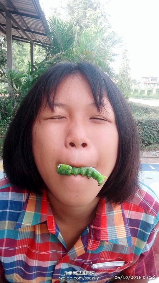 泰国小女孩与大绿虫亲密互动直接放嘴里