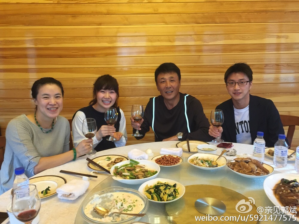 壕王楠送福原爱黄金结婚像派劳斯莱斯接送