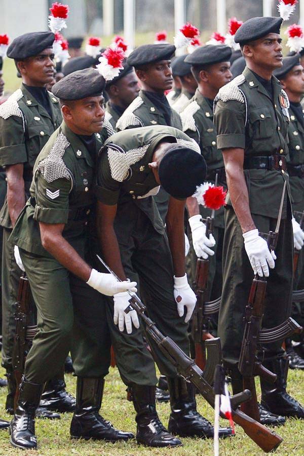 军人也是人啊!礼兵晕倒合集