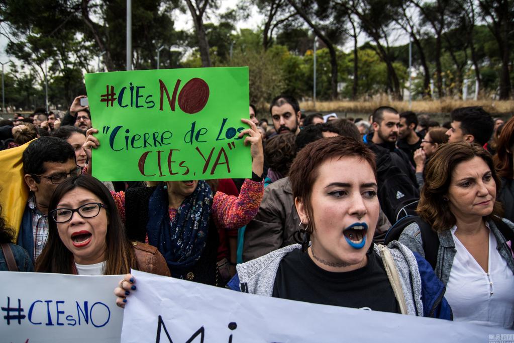 西班牙民众移民拘留中心外集会声援难民