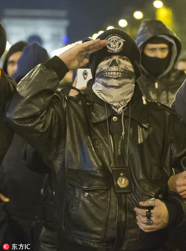 法国警察蒙面聚集香榭丽舍大道 抗议工作环境