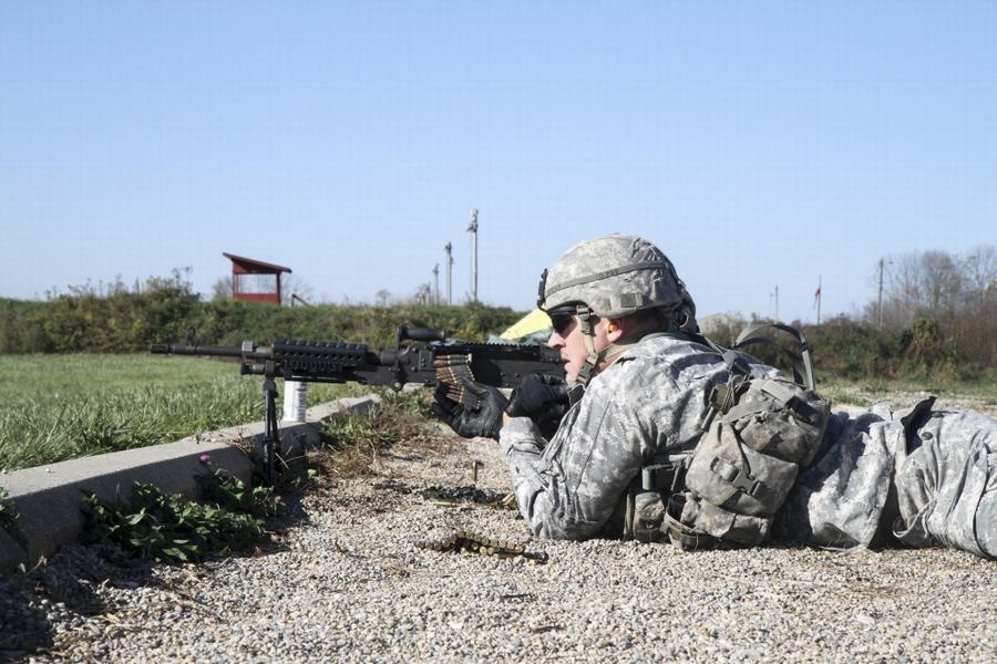 近日,美国陆军第76步兵旅战斗队进行年度射击比赛,于是美军各种单兵