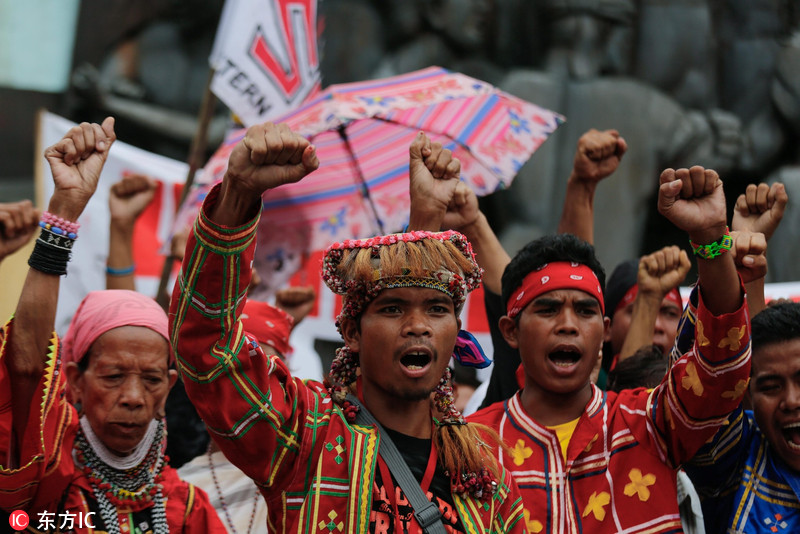 菲民众再聚集在美使馆外抗议 要求美军撤出菲律宾