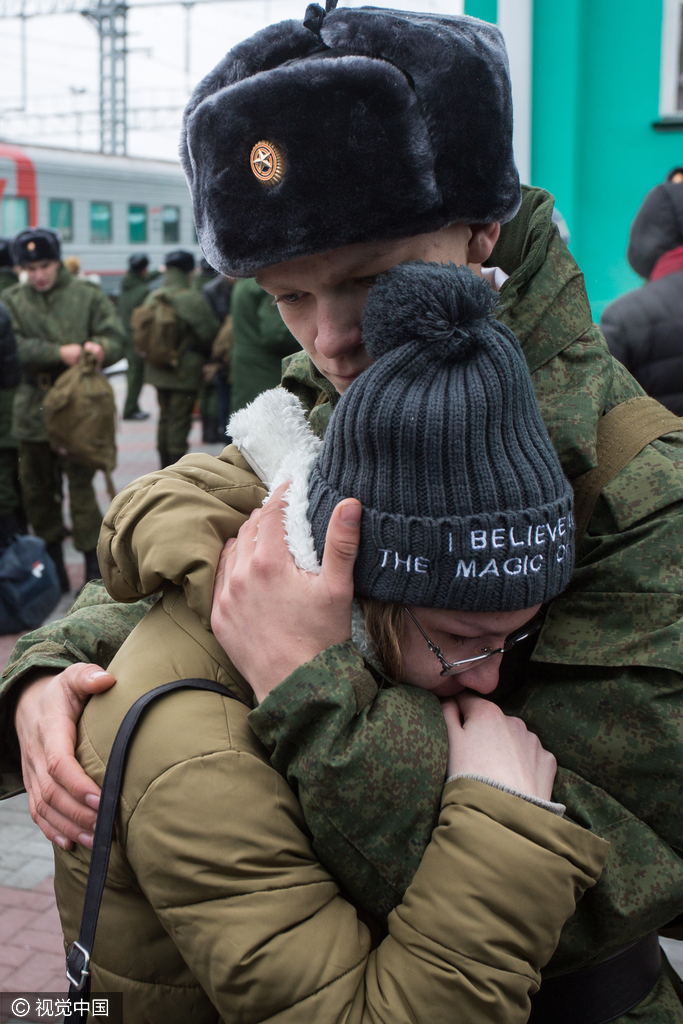 俄罗斯开启秋季征兵工作 场面温情满满