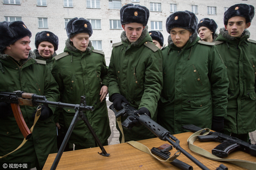 俄罗斯开启秋季征兵工作 场面温情满满