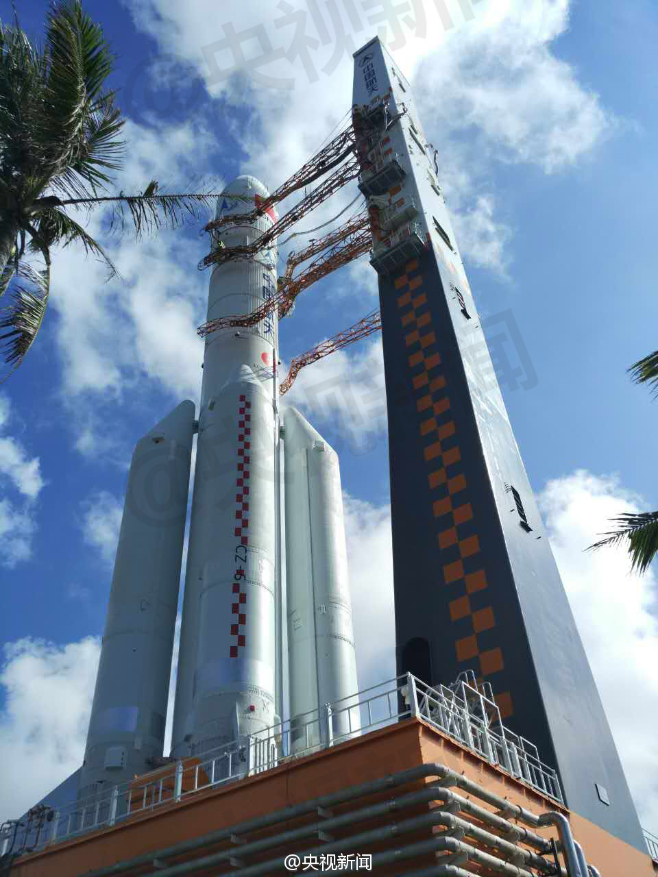 中国最大火箭长征五号上发射架