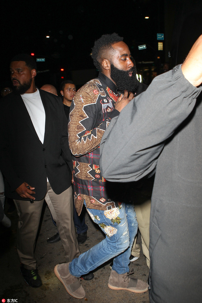 火箭输球哈登现身夜店一身潮装眼神迷离