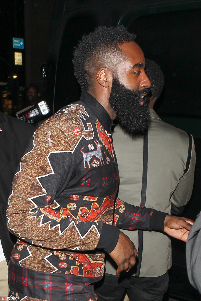 火箭输球哈登现身夜店一身潮装眼神迷离