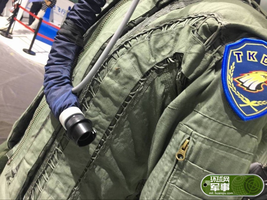 13 歼10飞行员全套防护装备曝光