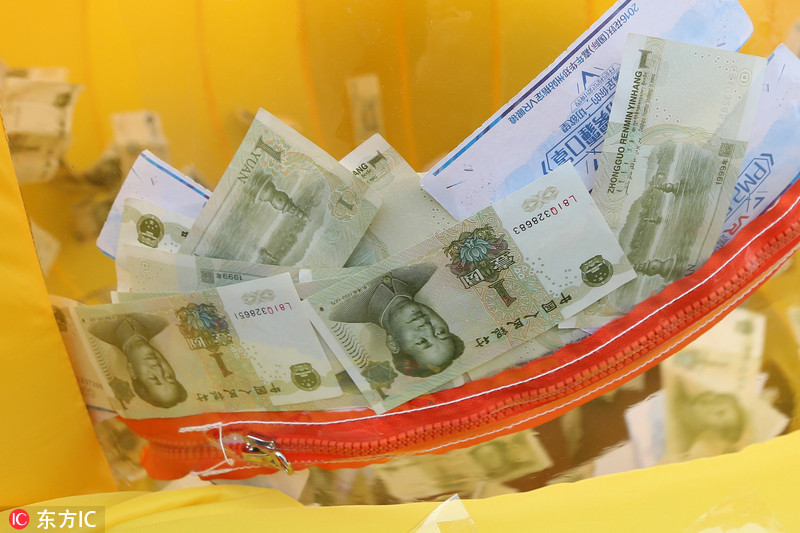 郑州街头惊现抓钱机数百张一元纸币满天飞