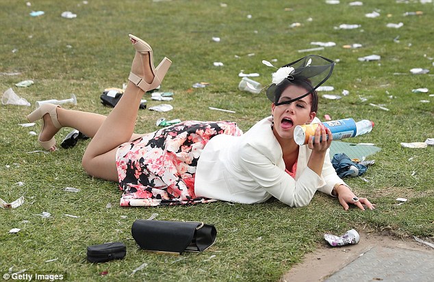 澳赛马节奢靡淫乱男女醉酒不雅动作难遮羞