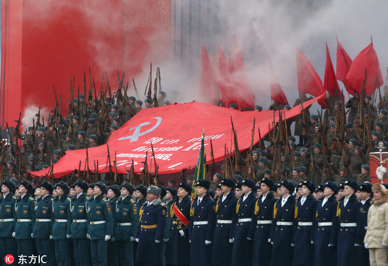 6 俄士兵重演1941年红场阅兵盛大场景 纪念75周年