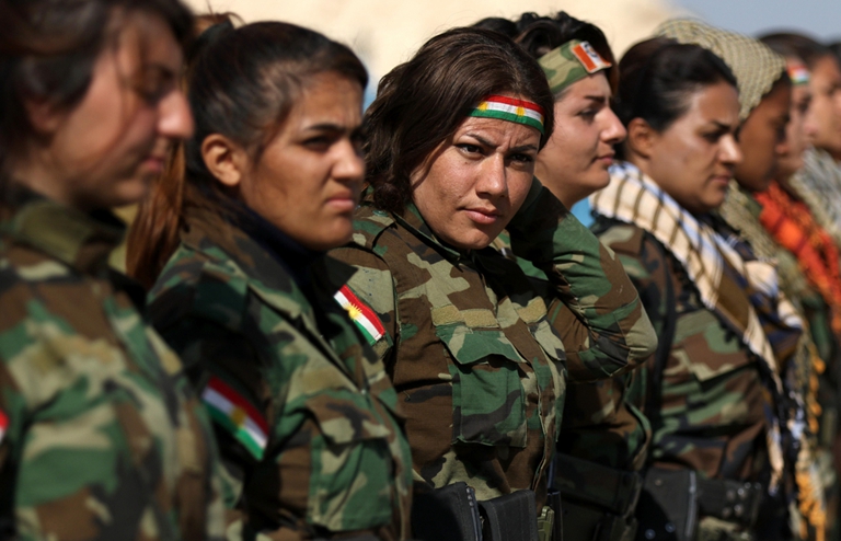 库尔德武装驻守摩苏尔东北部城镇女兵英姿飒爽