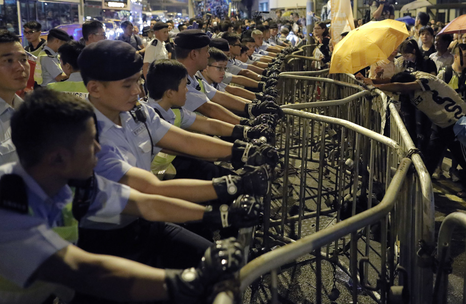 香港激进团体非法集会 强行冲击警方