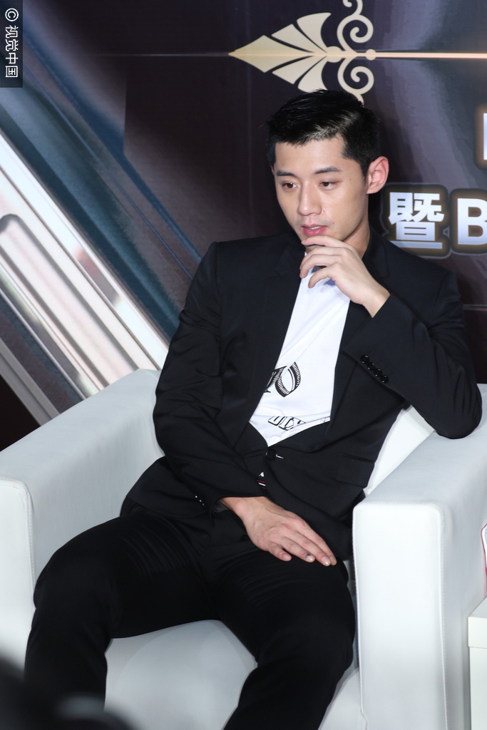 刘国梁张继科出席活动 西装笔挺举杯畅饮