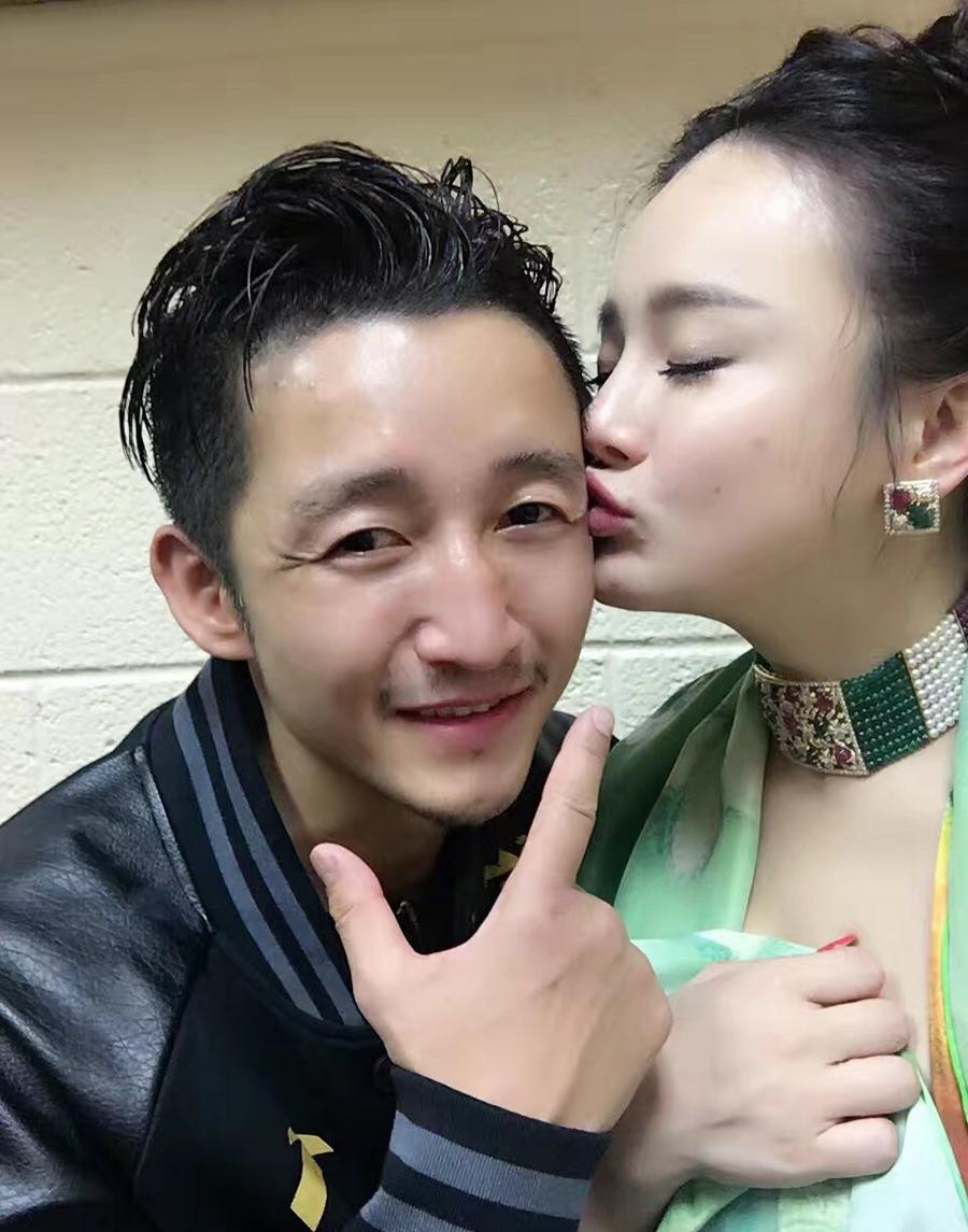 秀恩爱停不下来?邹市明庆功娇妻搂腰献香吻
