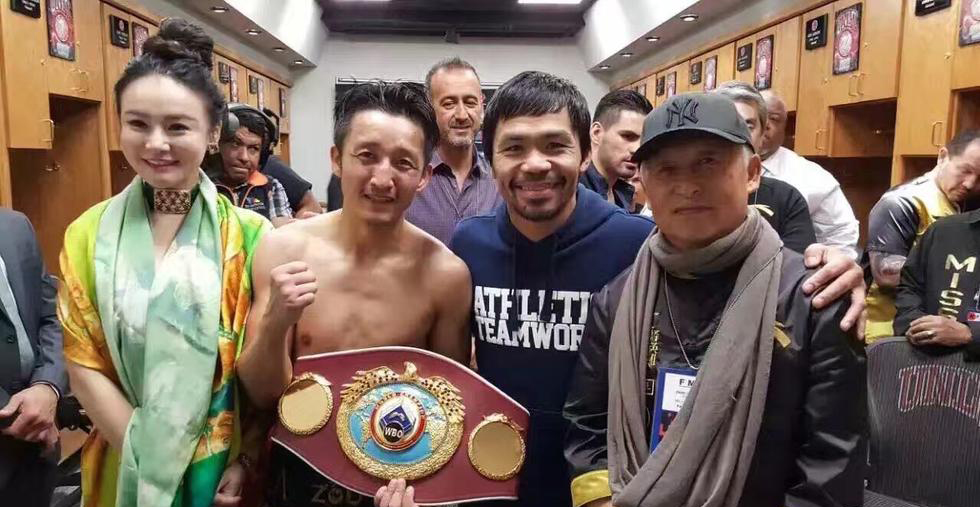 邹市明与教练,帕奎奥合影   15/49 隐藏描述