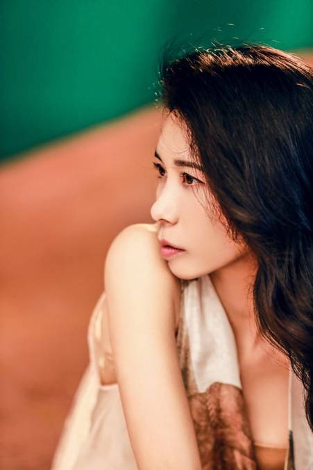 挂满了工作室给各位大牌艺人拍摄的照片——其中一张莫文蔚的侧脸