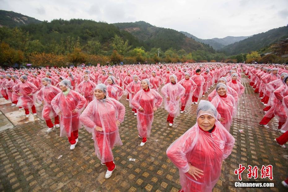 11月7日,在武漢分會場大媽,大叔們在雨中齊跳廣場舞.