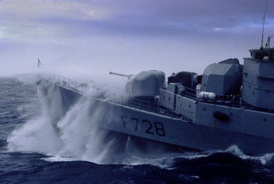 这艘有些年头的护卫舰在巨浪中仿佛一叶孤舟,随着海浪起伏.