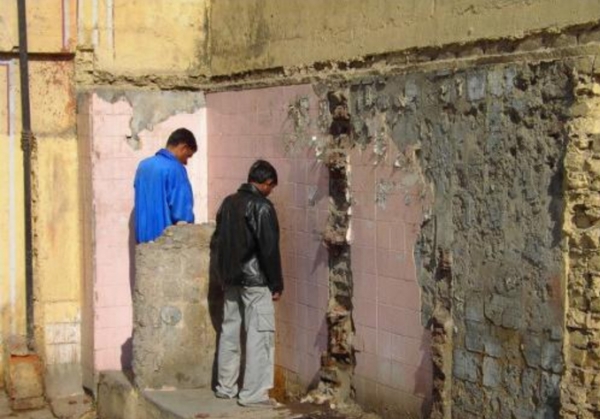 很多中国女游客看到这样的厕所很是尴尬,更别说让女孩在这种地方上