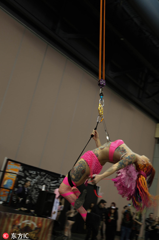 肉疼美女身体被10个铁钩穿过悬挂半空