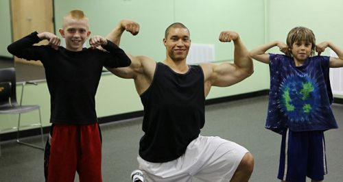 8 美国三对父母带领孩子参加少儿健美比赛