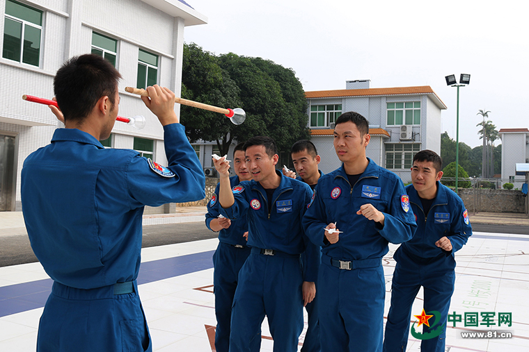 10 歼10双机同时空中加油罕见曝光