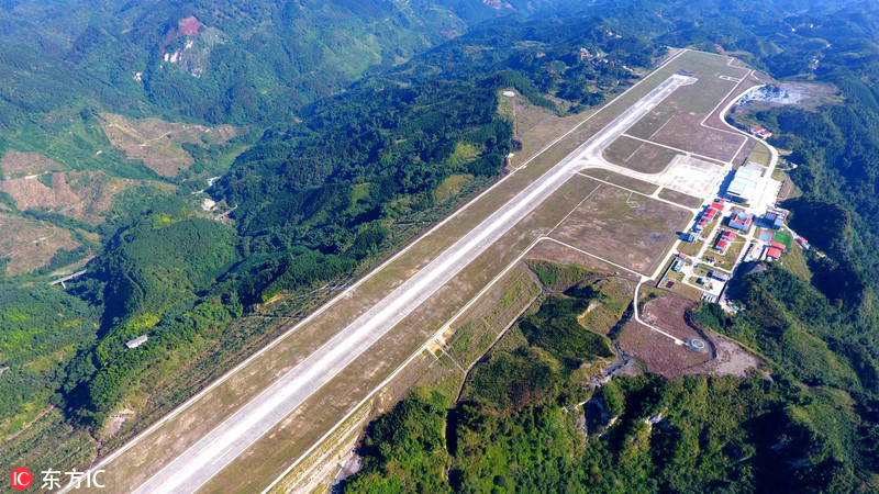 航拍广西河池机场 如山巅"航空母舰"