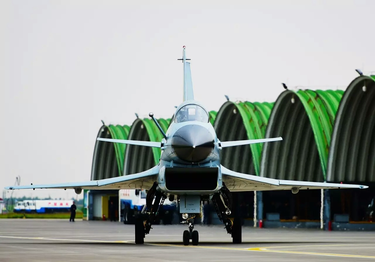 歼10战机能展翅高飞全靠他们