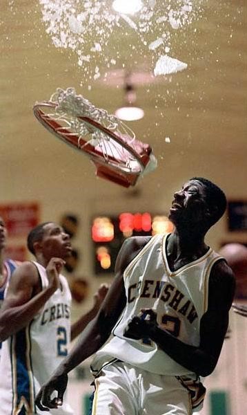 扣碎篮板的那些瞬间奥尼尔堪称最暴力