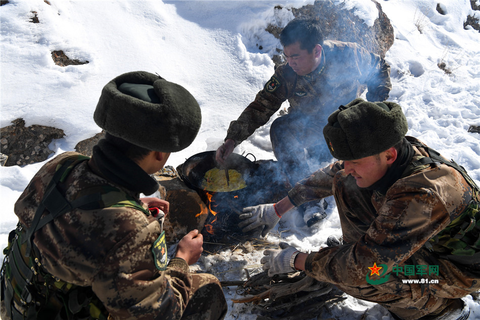 边防战士骑马巡逻 雪地煮面