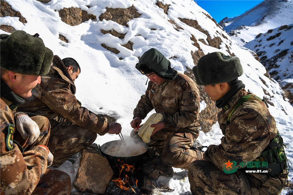 边防战士骑马巡逻 雪地煮面