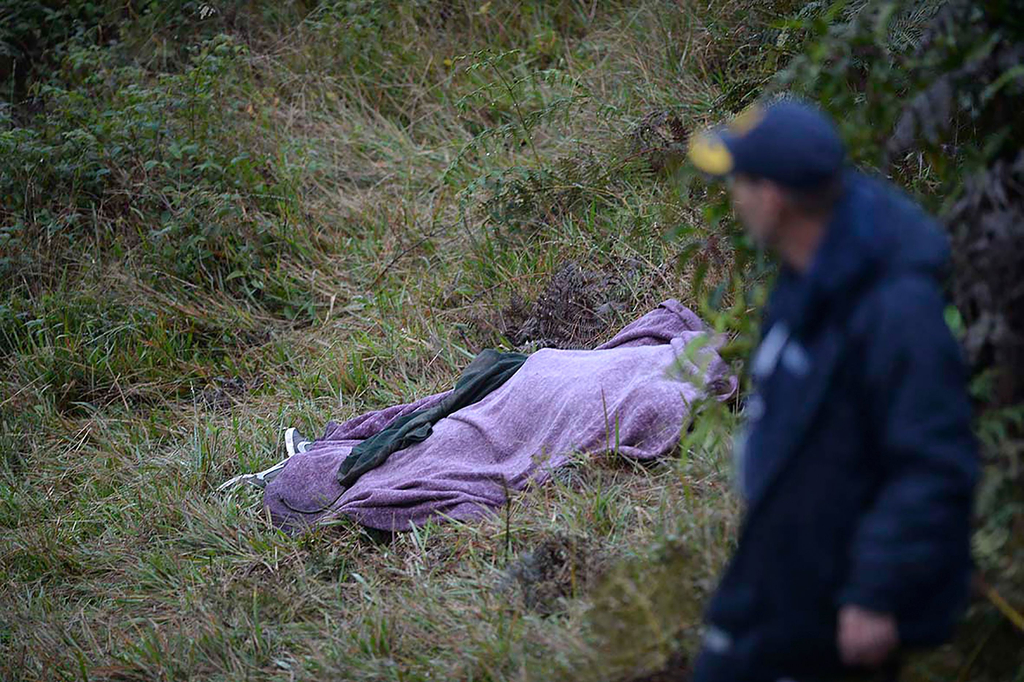 飞机在哥伦比亚坠毁遇难者遗体被抬出