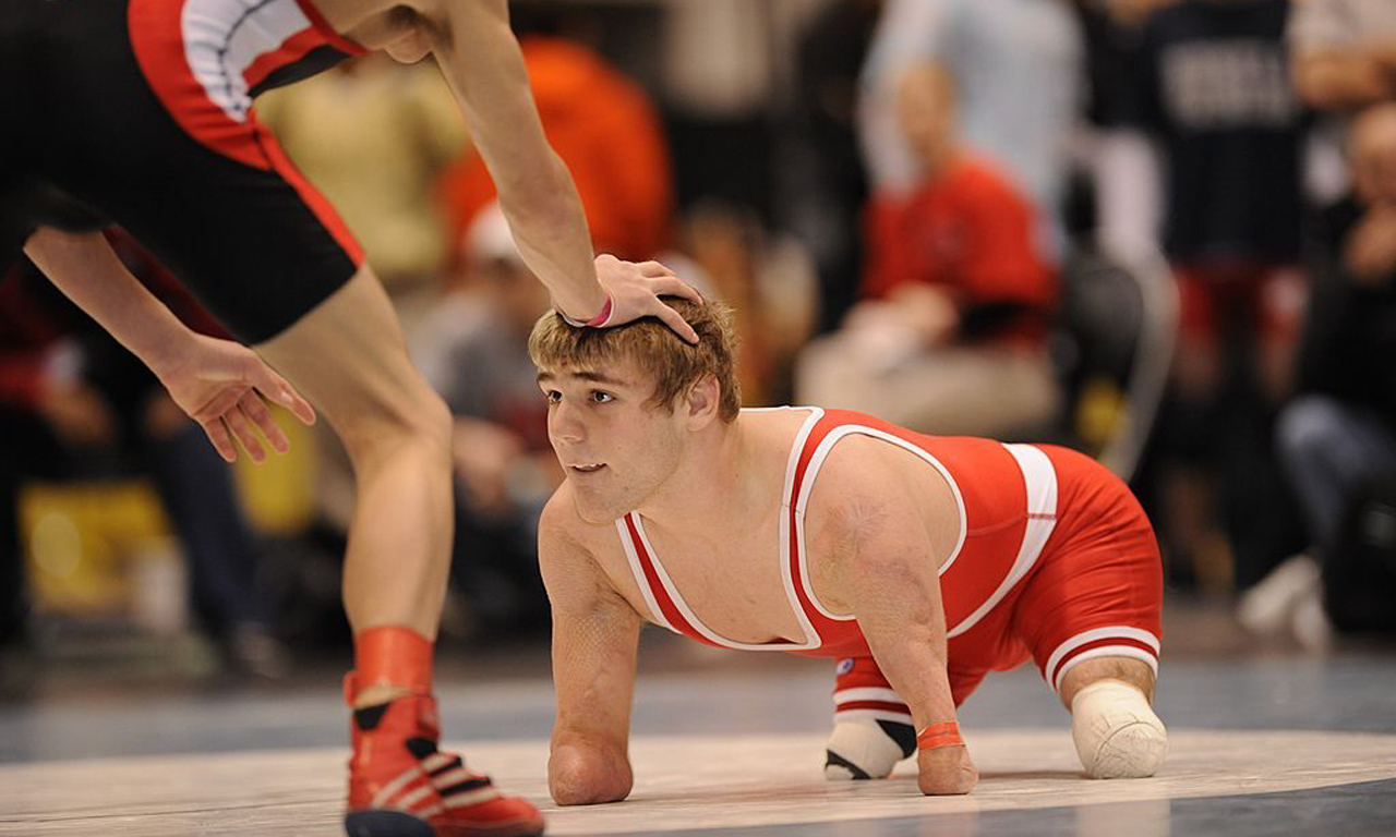 40 美国男孩因病切除四肢 靠摔跤赢得完美人生