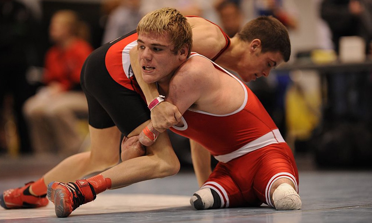 美国男孩因病切除四肢 靠摔跤赢得完美人生