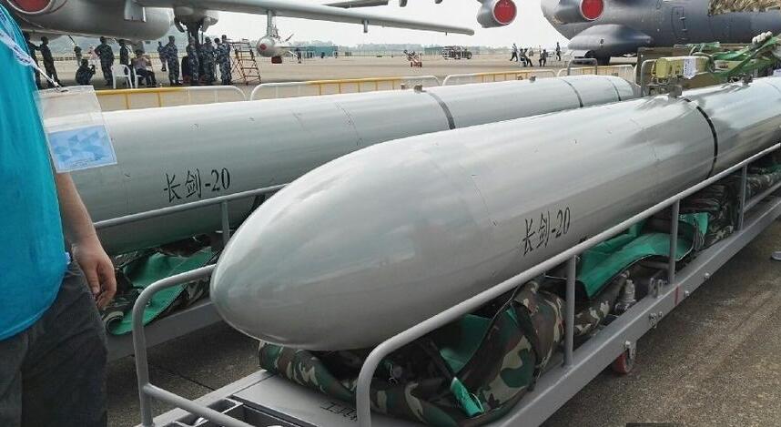 细看轰6k轰炸机机首弹射舱盖