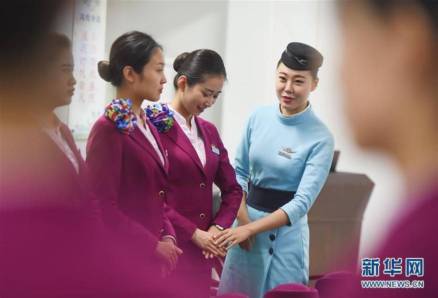 厦门航空的"空姐"(右一)为南昌铁路局福州客运段"高姐"讲解礼仪手势